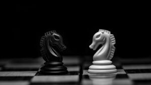 Dos caballos de ajedrez frente a frente, símbolo de la estrategia de marca personal